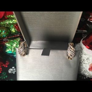 Stunning 10kt YG With 97 Diamonds😱